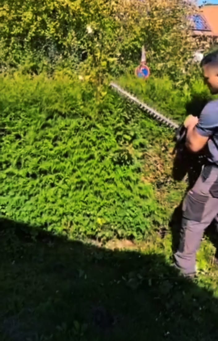 Mitarbeiter von Watan Gartenservice beim Heckenschnitt in Buchen