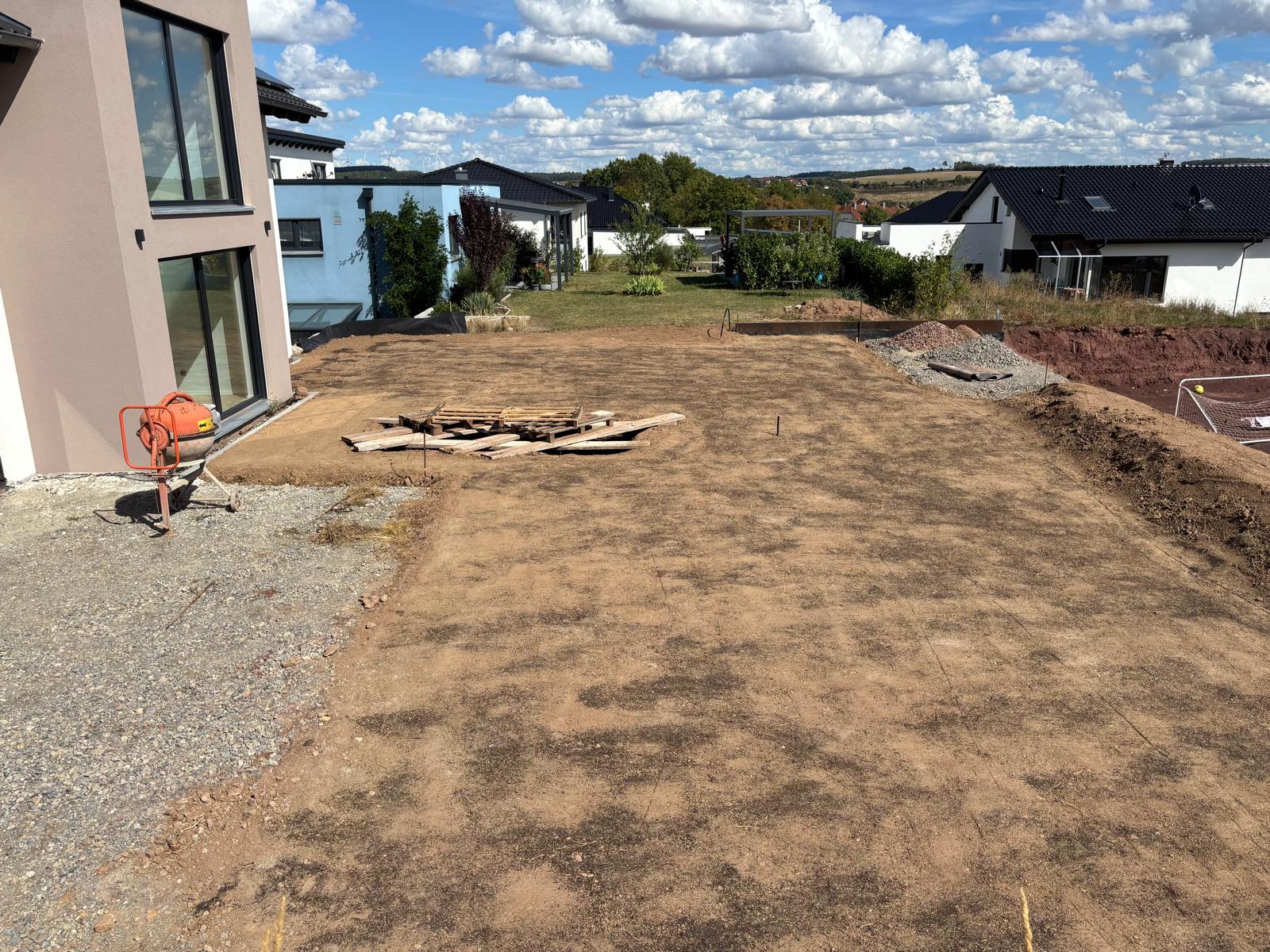 Vorbereitete Gartenfläche an einem Wohnhaus in Buchen