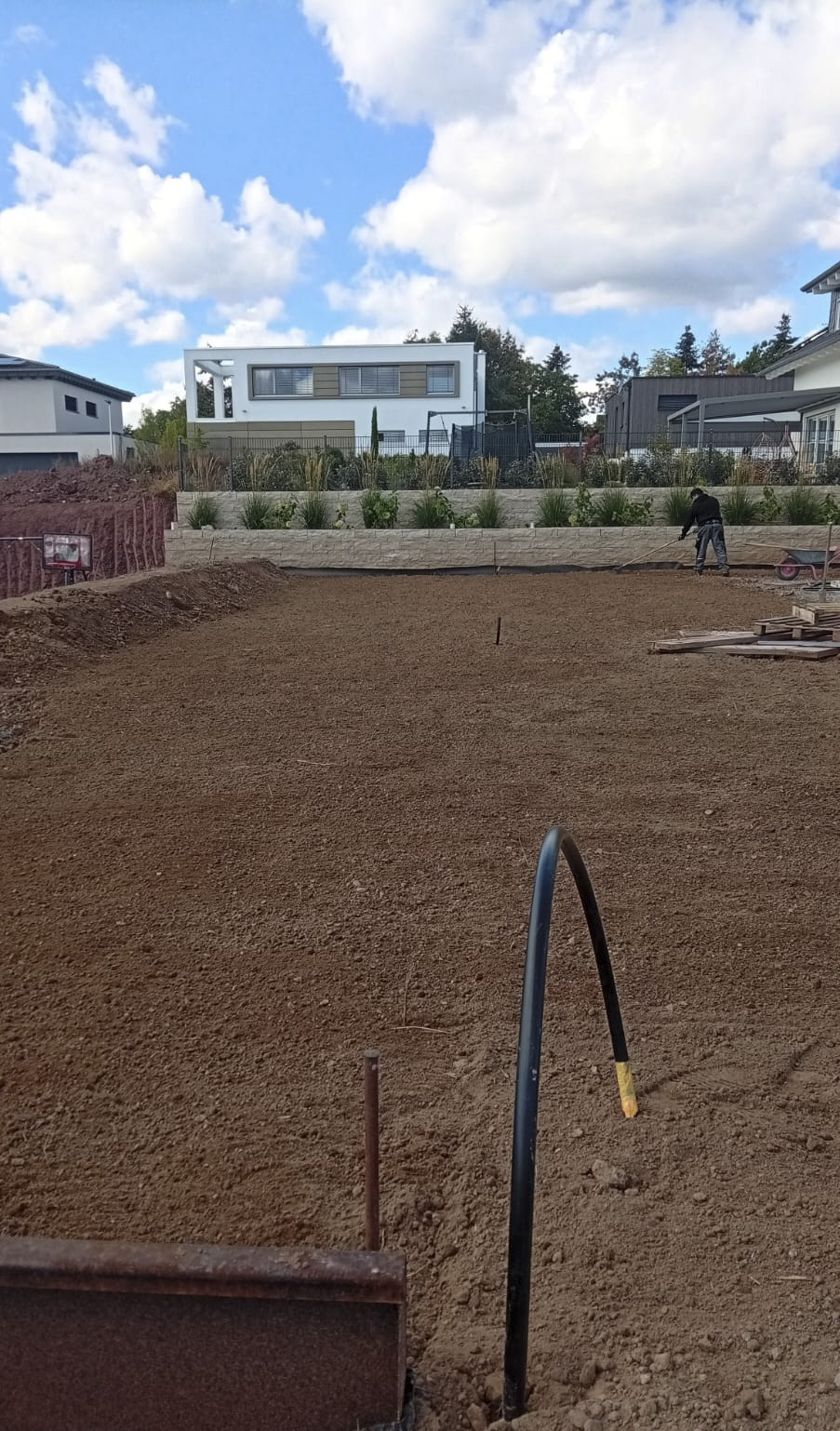 Gleichmäßig vorbereitete Gartenfläche an einem Wohnhaus in Buchen