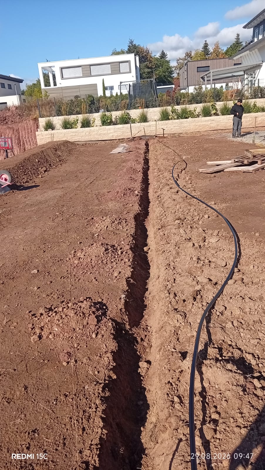 Leitungsgraben in einer vorbereiteten Gartenfläche in Buchen