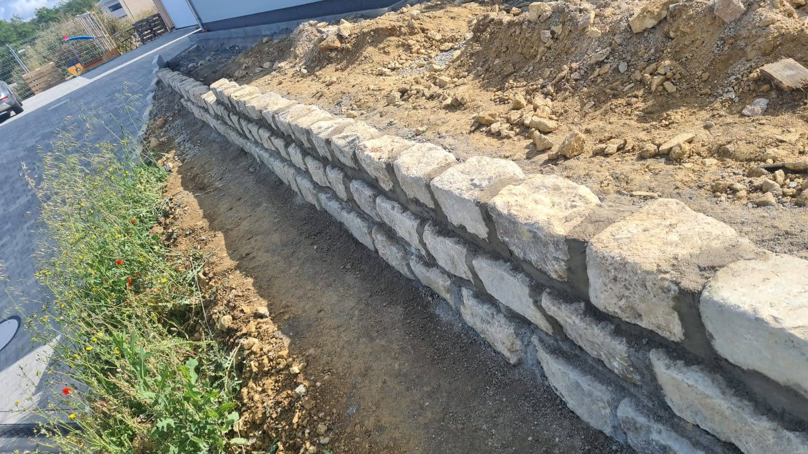 Naturstein-Stützmauer als Garten- und Grundstücksarbeit von Watan Gartenservice